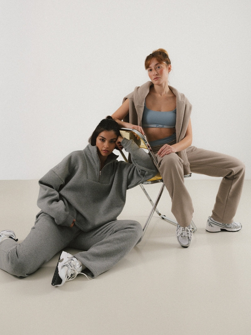 Szare luźne damskie spodnie dresowe z prostą nogawką i wysokim stanem - outfit z szarą bluzą half zip