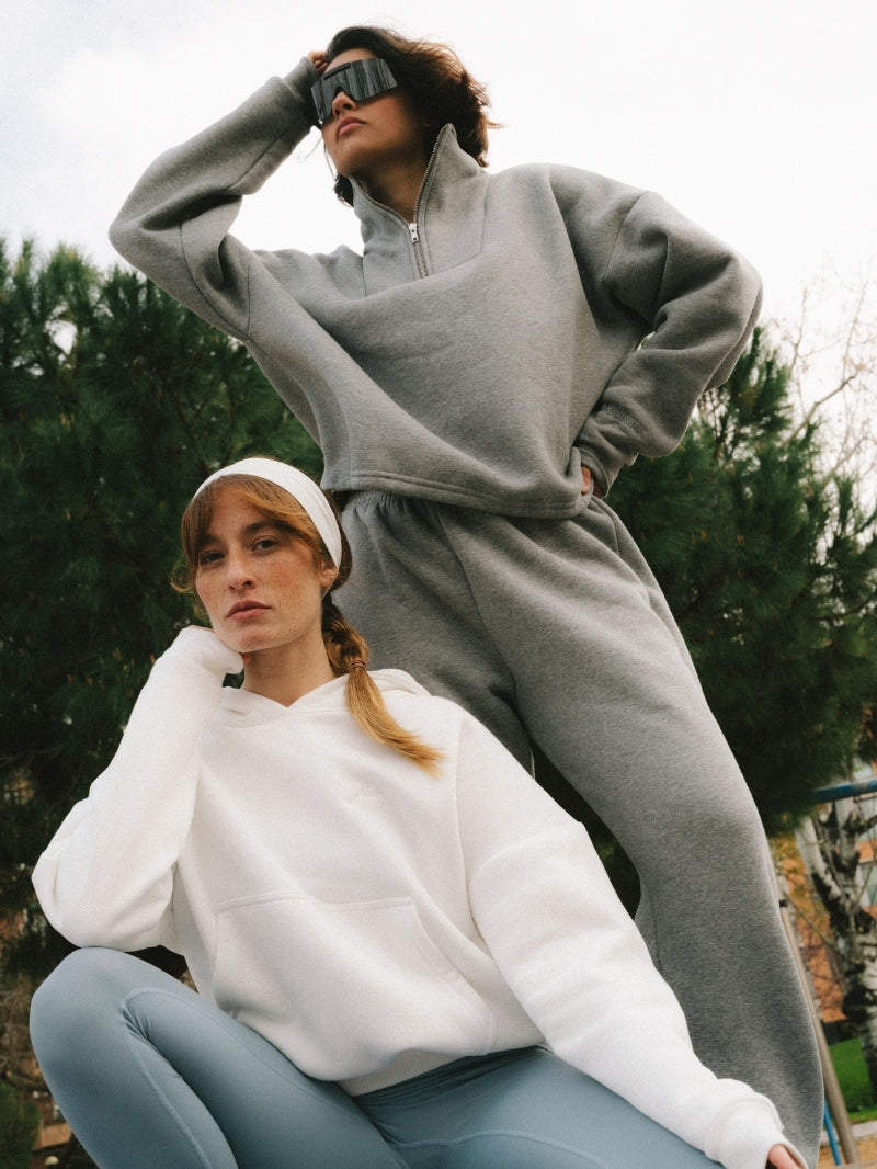 Miękkie spodnie dresowe z prostą nogawką w odcieniu melanżu.  Wysoki stan, gęsta dzianina i minimalistyczny design - total look z bluzą Half Zip