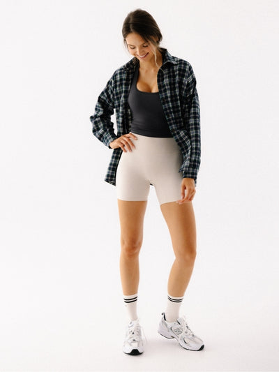 Zielona damska flanelowa koszula w klasyczną kratę z czarnym topem, białymi szortami i butami sportowymi z wysokimi skarpetkami JOYINME